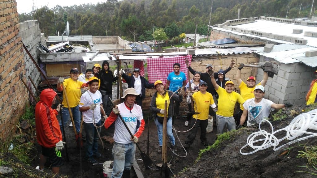 grupo de voluntarios trabajando en construir una vivienda
